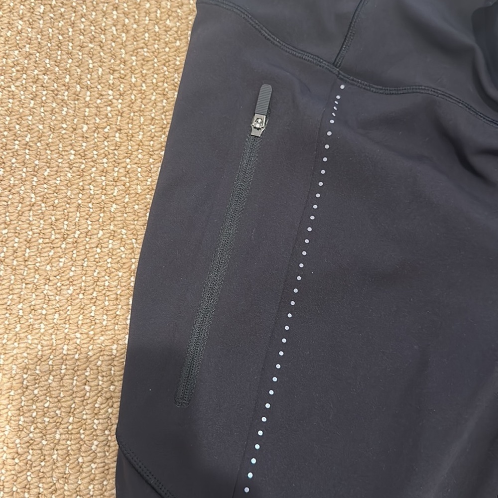 NWOT Lululemon reflective three pocket (one with zipper) leggings size 8 - Picture 8 of 10